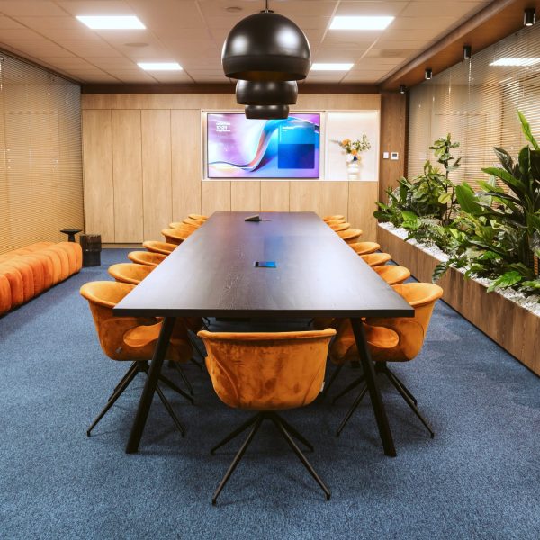 Kantoorontwerp vergaderruimte Royal Ingredients Group door Studio Tarry