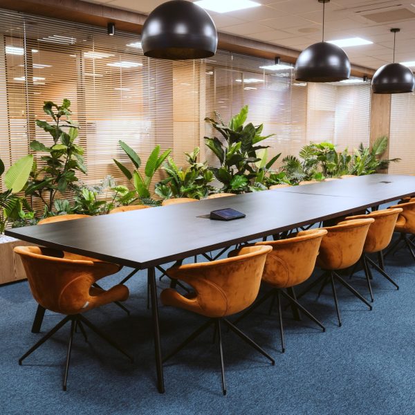 Kantoorontwerp vergaderruimte Royal Ingredients Group door Studio Tarry