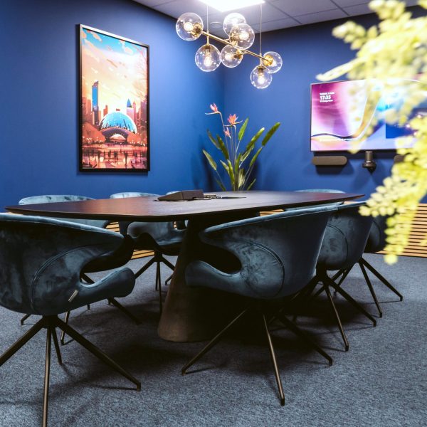 Kantoorontwerp vergaderruimte Royal Ingredients Group door Studio Tarry