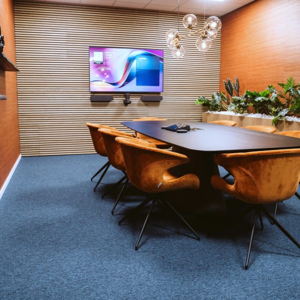 Kantoorontwerp vergaderruimte Royal Ingredients Group door Studio Tarry