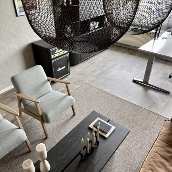 leren-sofa-mesh-hanglampen-industrieel-kantoor-edn-alkmaar