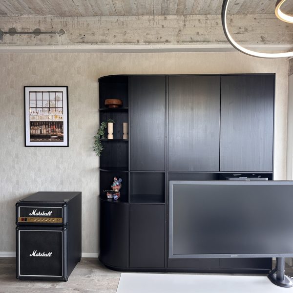 zwarte-kantoorkast-garderobe-visgraatvloer-edn-alkmaar