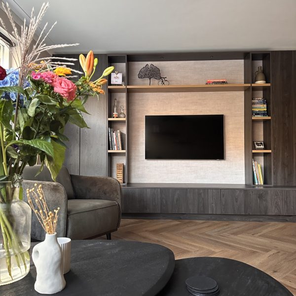 Rolstoelvriendelijke woning met lift en verborgen badkamerdeur