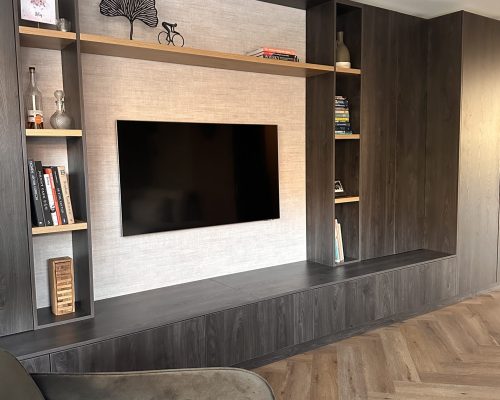 Rolstoelvriendelijke woning met lift en verborgen badkamerdeur