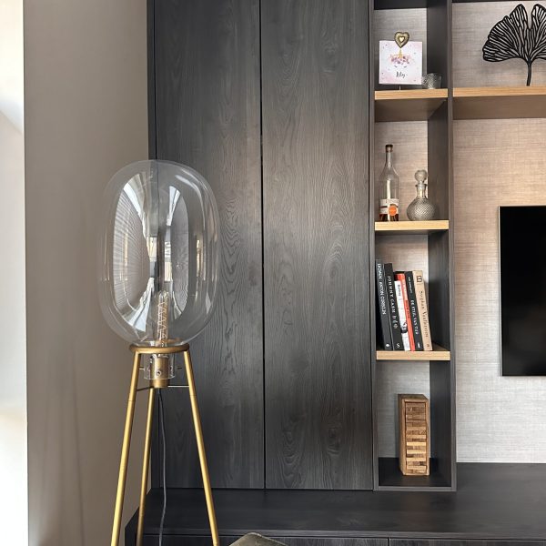 Rolstoelvriendelijke woning met lift en verborgen badkamerdeur