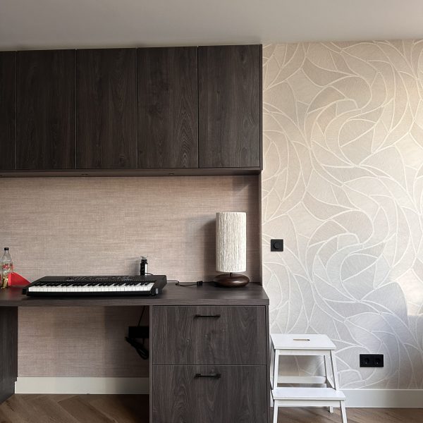 Rolstoelvriendelijke woning met lift en verborgen badkamerdeur