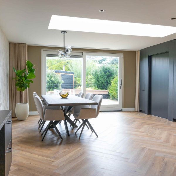 Rolstoelvriendelijke woning met lift en verborgen badkamerdeur