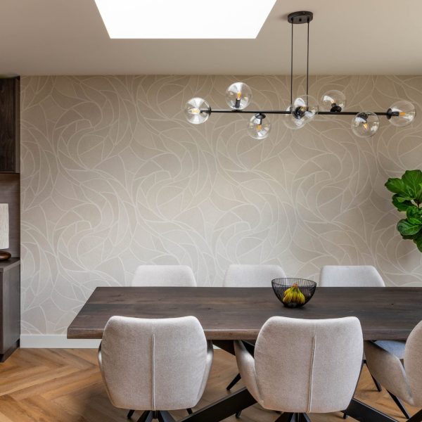 Rolstoelvriendelijke woning met lift en verborgen badkamerdeur