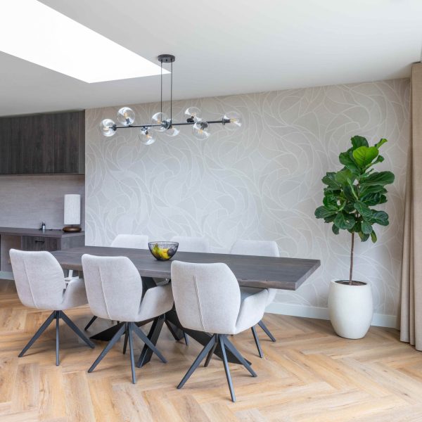 Rolstoelvriendelijke woning met lift en verborgen badkamerdeur