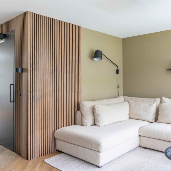 Rolstoelvriendelijke woning met lift en verborgen badkamerdeur