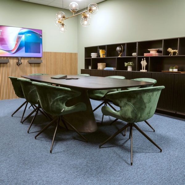 Kantoorontwerp vergaderruimte Royal Ingredients Group door Studio Tarry